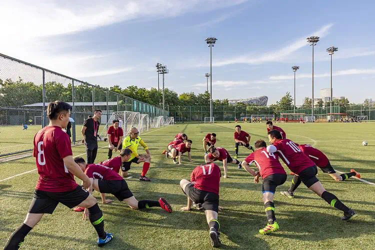 学校体育器材室足球场布置